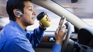 Водителям запретили пользоваться телефоном в стоящей машине во Франции