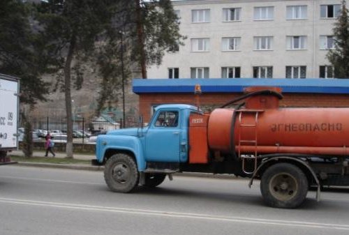 Эксперты провели тест-драйв бензовоза ГАЗ-52 возрастом 28 лет