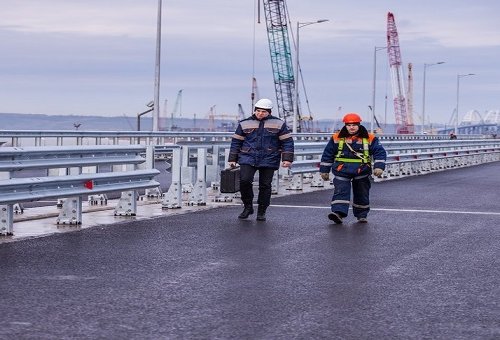 На Крымском мосту установили первые ограждения и мачты освещения