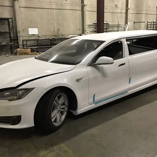 Первый лимузин Tesla выставили на онлайн-аукцион