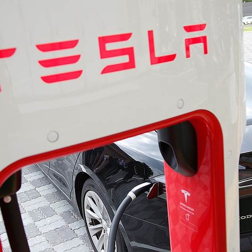 Magna начала тесты трёхмоторной Tesla Model S