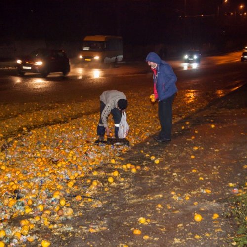 Вдохновленная Новым годом фура потеряла мандарины в Днепре 