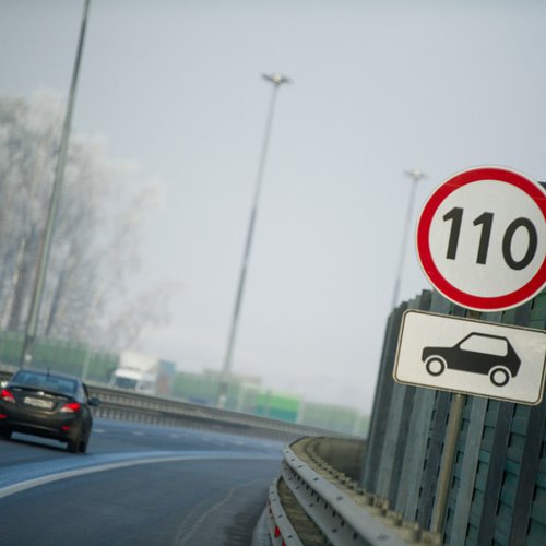 В Государственной Думе предложили увеличить скоростной режим на федеральных трассах, вместо того чтобы снижать нештрафуемый порог до 10 км/ч