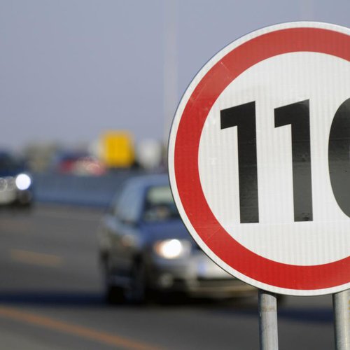 Вице-премьер Максим Акимов предложил увеличить скорость на федеральных трассах до 110 км/ч