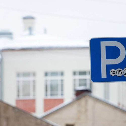 Дмитрия Медведева попросили отменить поручение о переходе на уменьшенные дорожные знаки